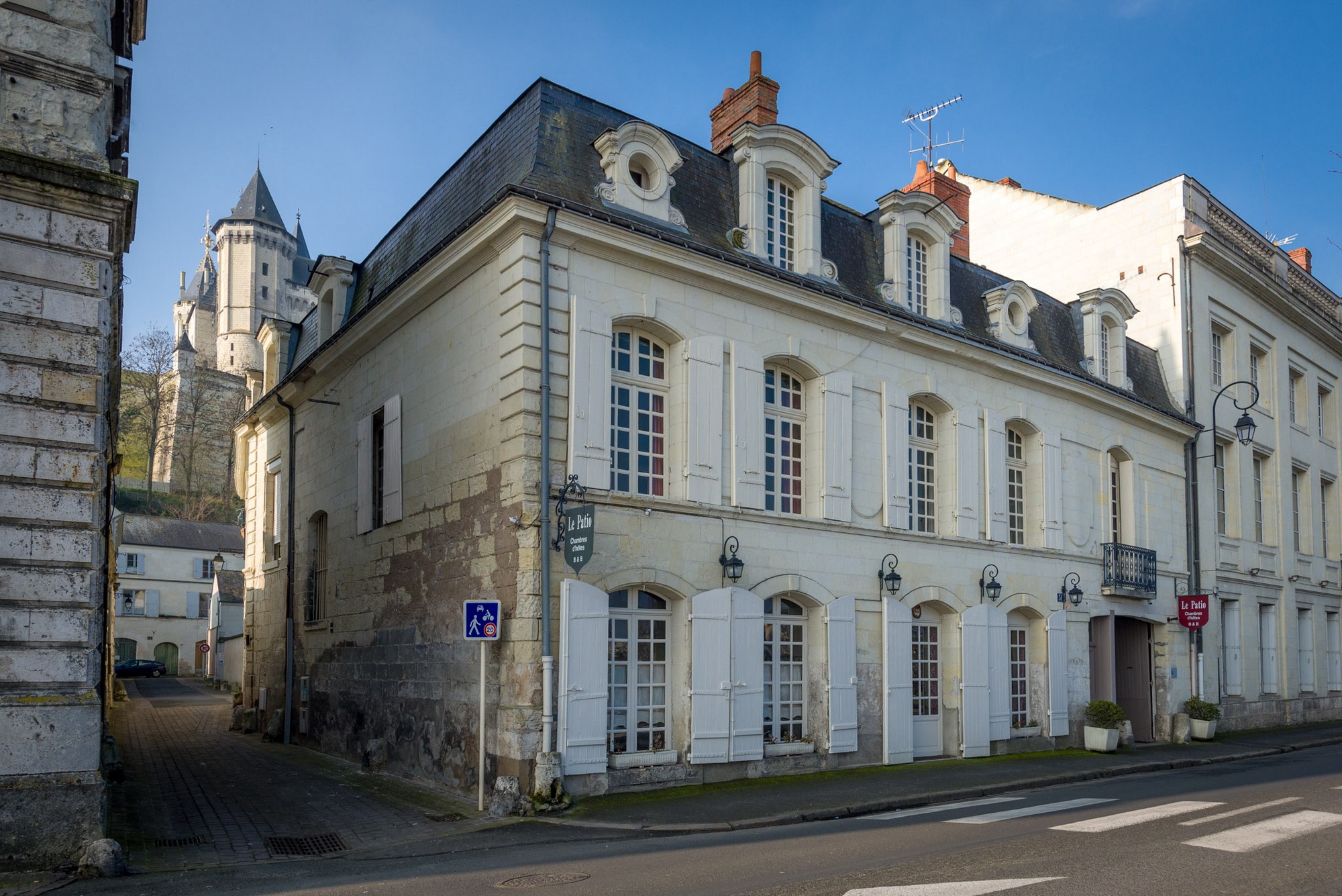 Façade de la demeure de charme Le Patio à Saumur avec vue sur les quais de Loire